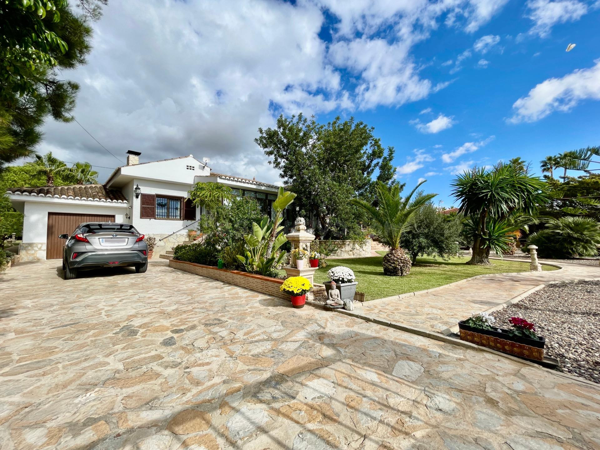 Villa con hermoso jardín y piscina en el pintoresco pueblo de Busot - foto 4