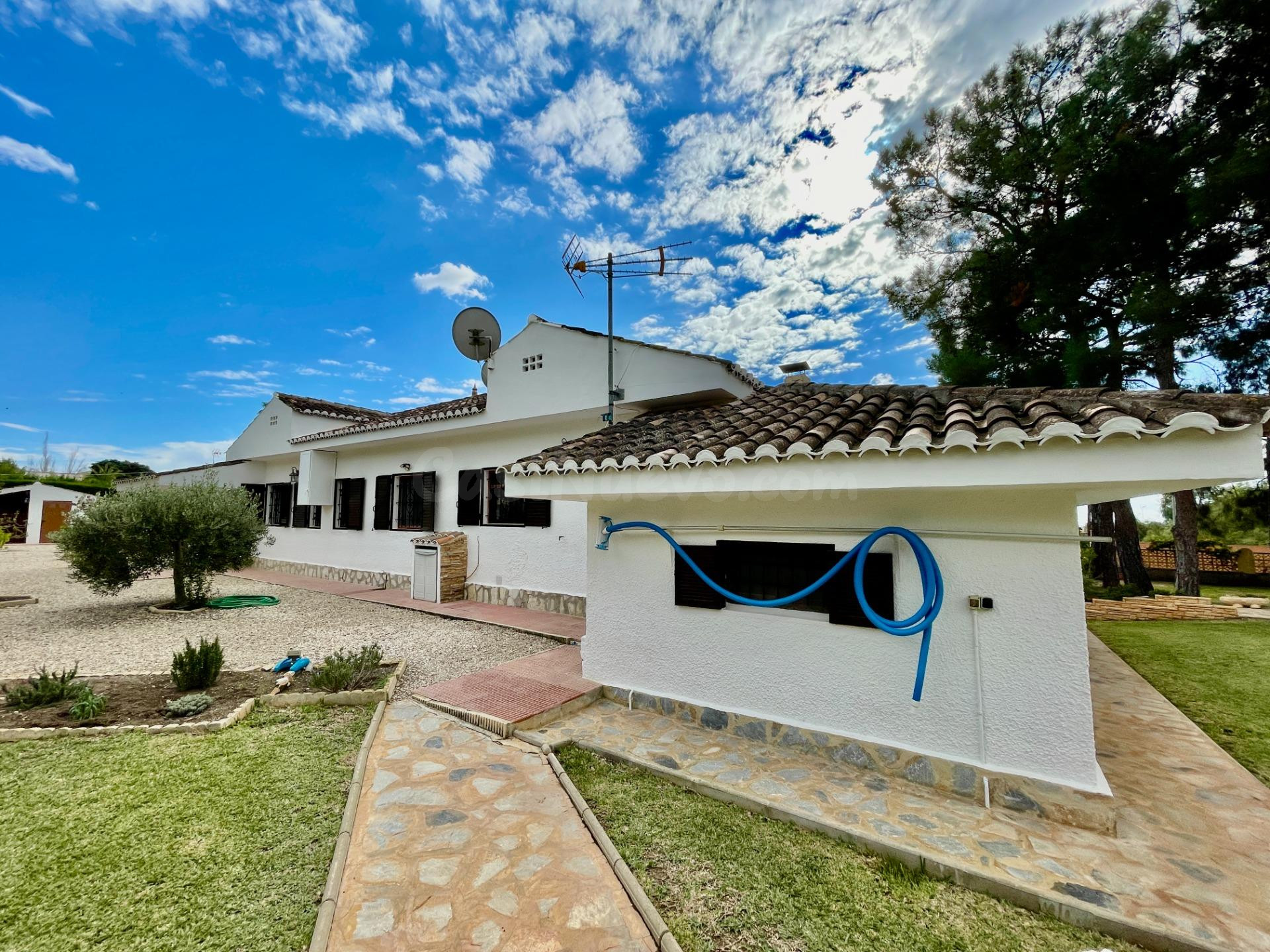 Villa con hermoso jardín y piscina en el pintoresco pueblo de Busot - foto 5