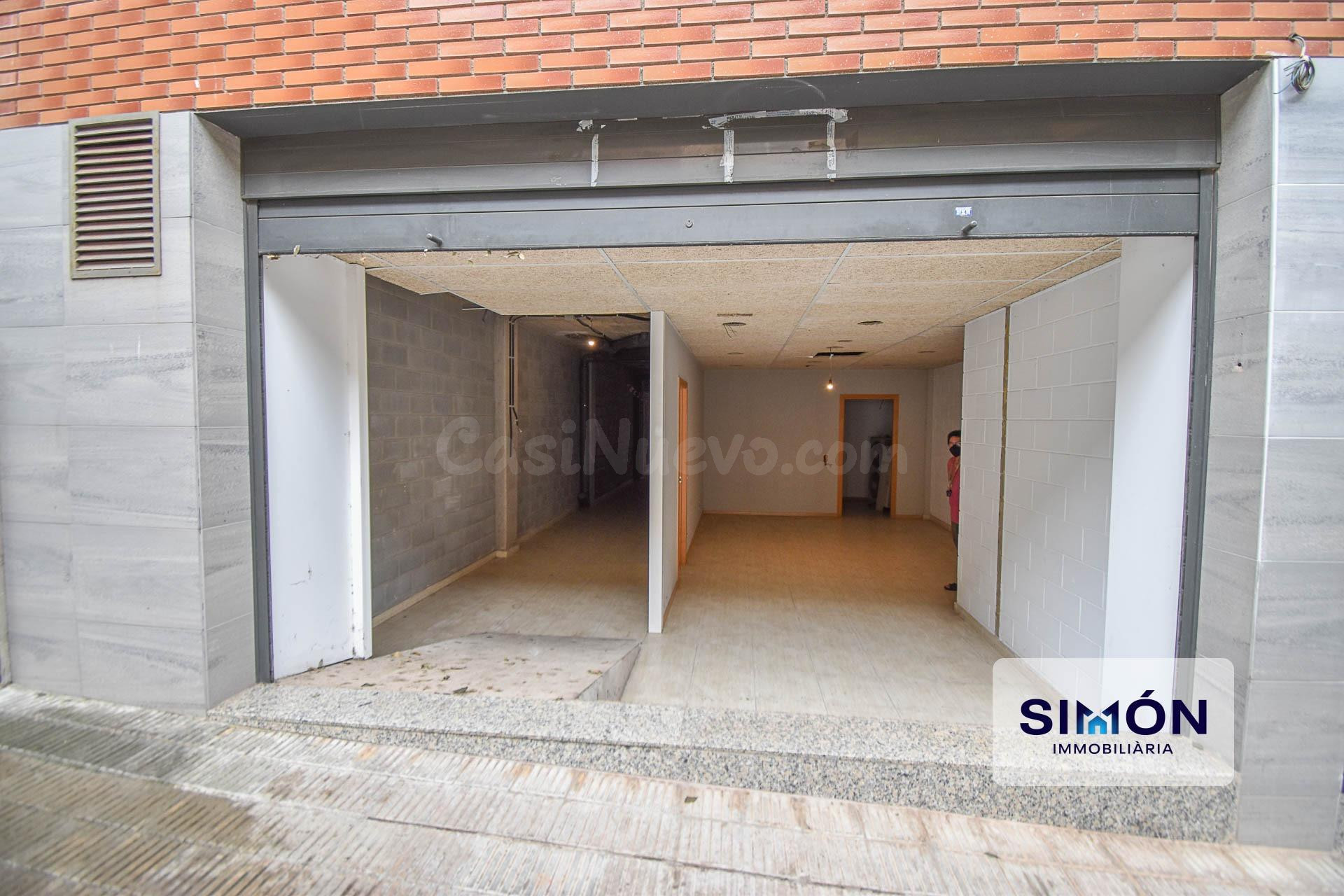 ¡Local comercial de 160m2 a pie de calle muy bien situado!