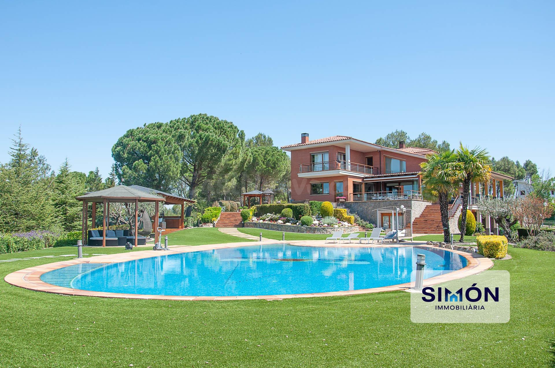 ¡Exclusiva VILLA con vistas y todo lujo de detalles!