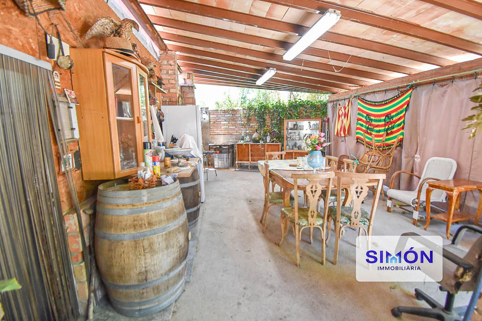 ¡Casa con gran parcela para disfrutar del exterior y las comodidades de estar en el pueblo!