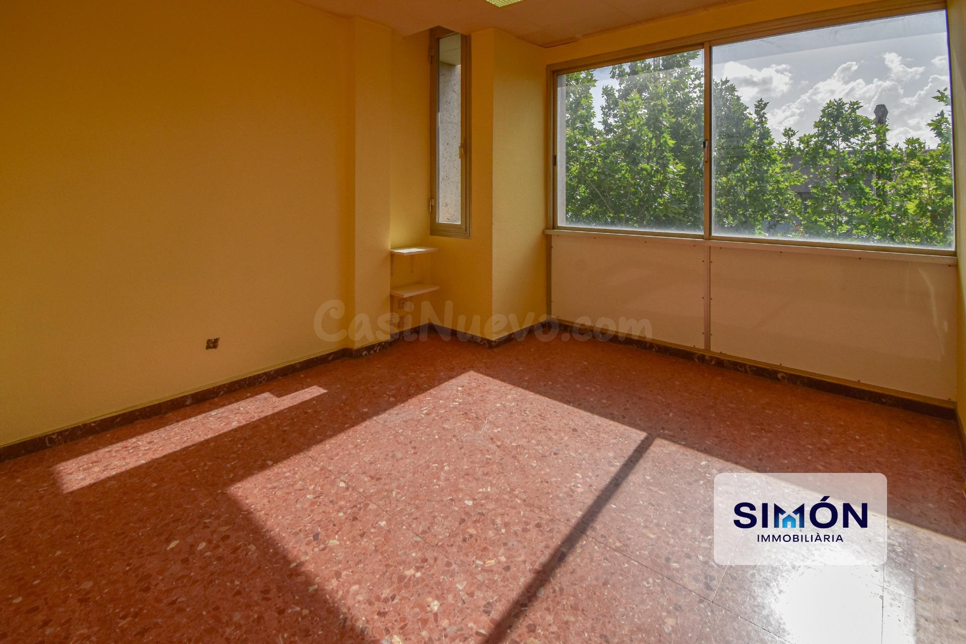 Magnífico local de 76 m2, luz natural y 3 salas, en el passeo Pere III, centro de Manresa.
