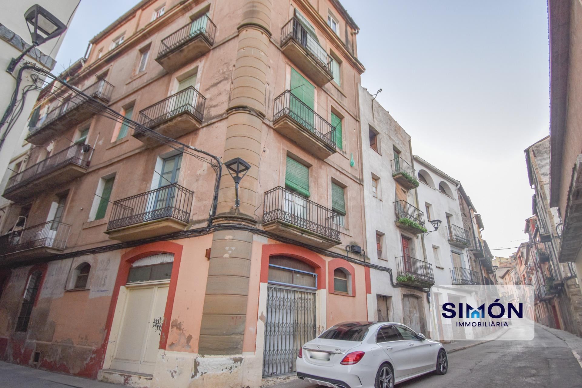 ¡Edificio de 629 m2 para inversores, alquilado en el centro de Artés!