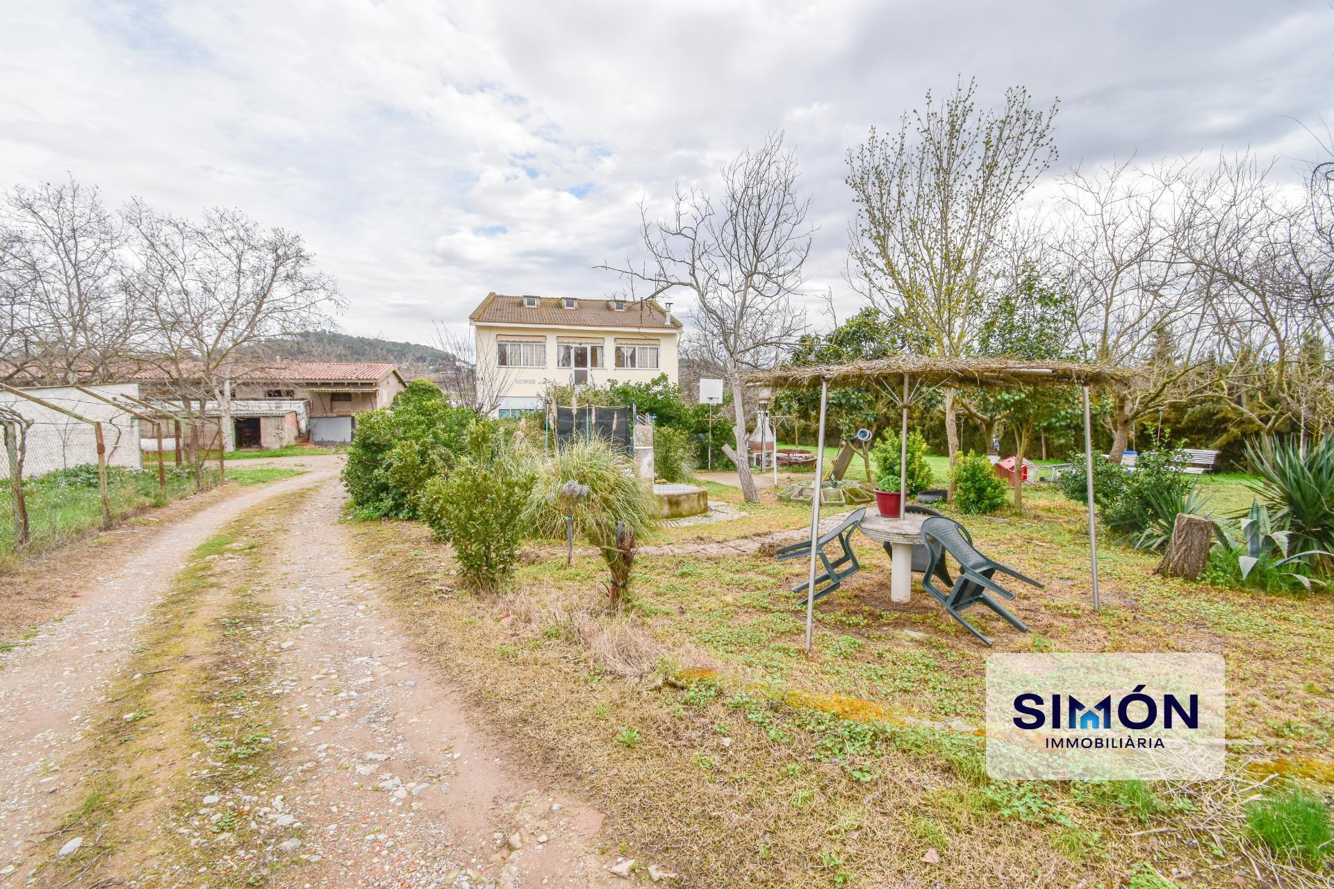 Masía en Sant Fruitós de Bages, en muy buen estado, con 2.350m2 10 hab y gran terreno exterior!