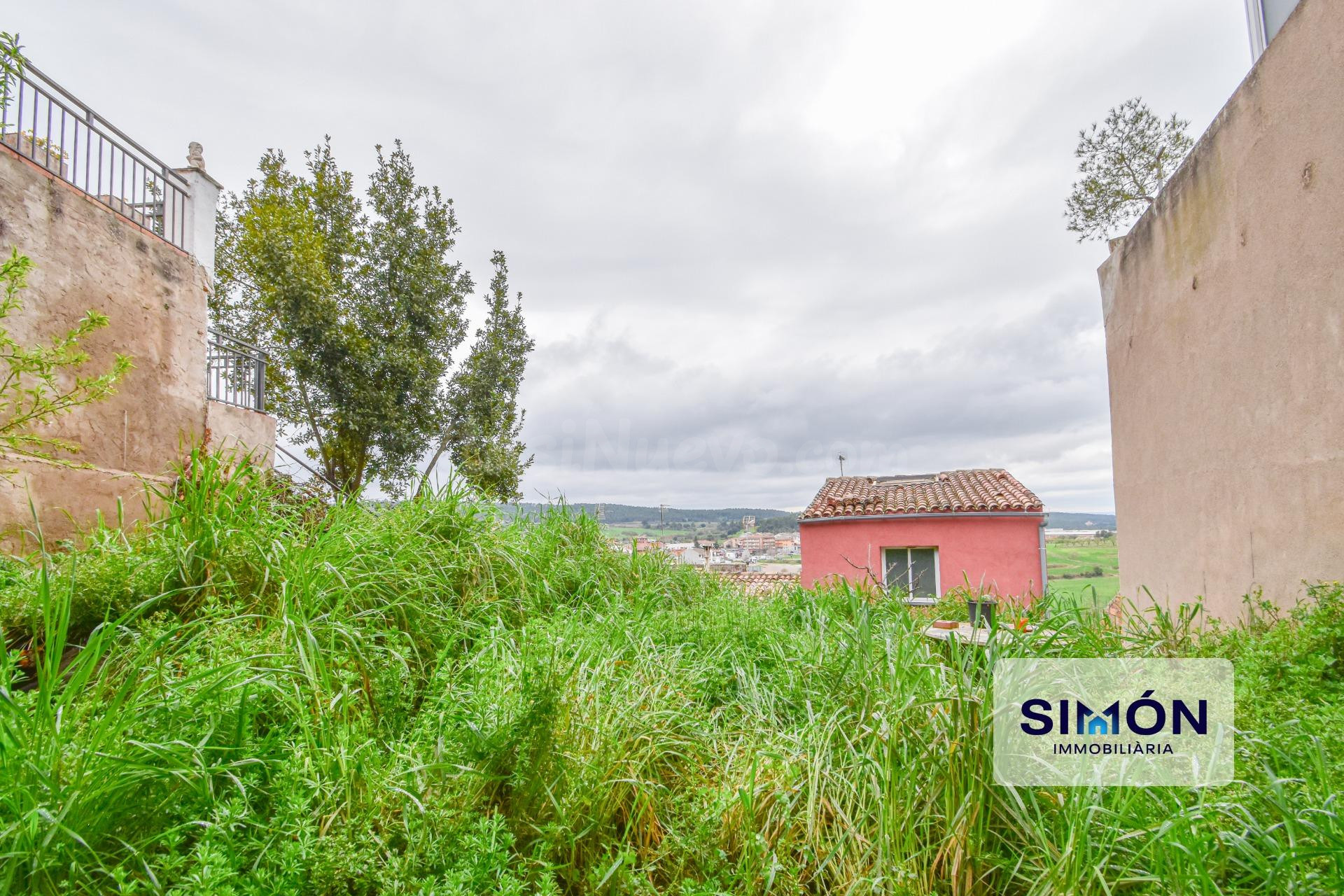 Casa con parcela de 264m2, fabulosas vistas, gran jardín, y sótano para empezar tu proyecto de 0