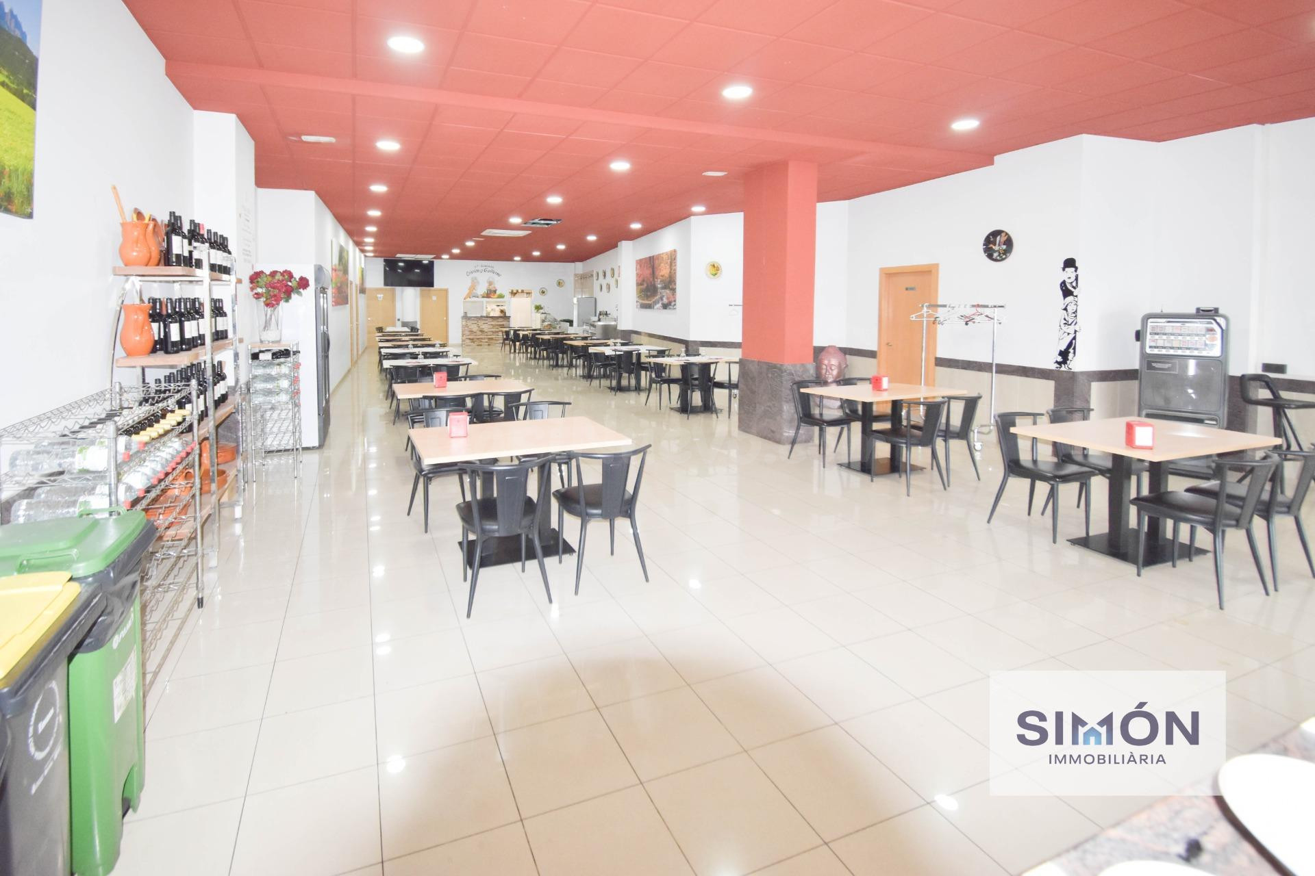 SE TRASPASA RESTAURANTE MODERNO ESQUINERO DE 462 m2 EN UBICACIÓN INMEJORABLE!
