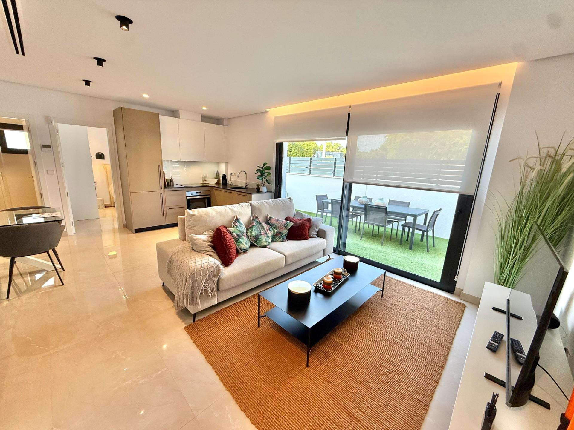 3 dormitorios, 3 baños, terraza y piscina comunitaria en Gran Alacant