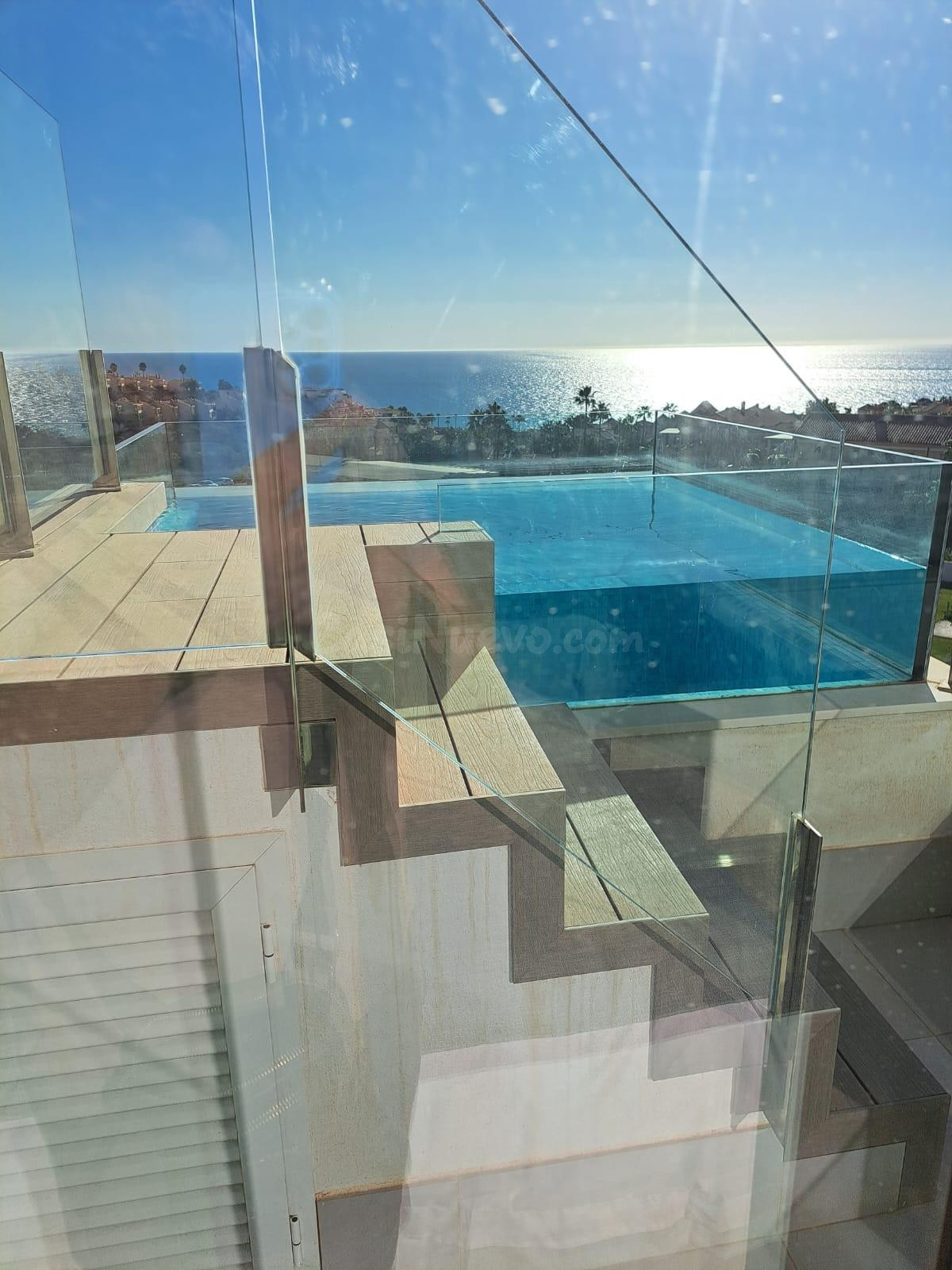 Precioso piso con piscina privada y vista al mar.