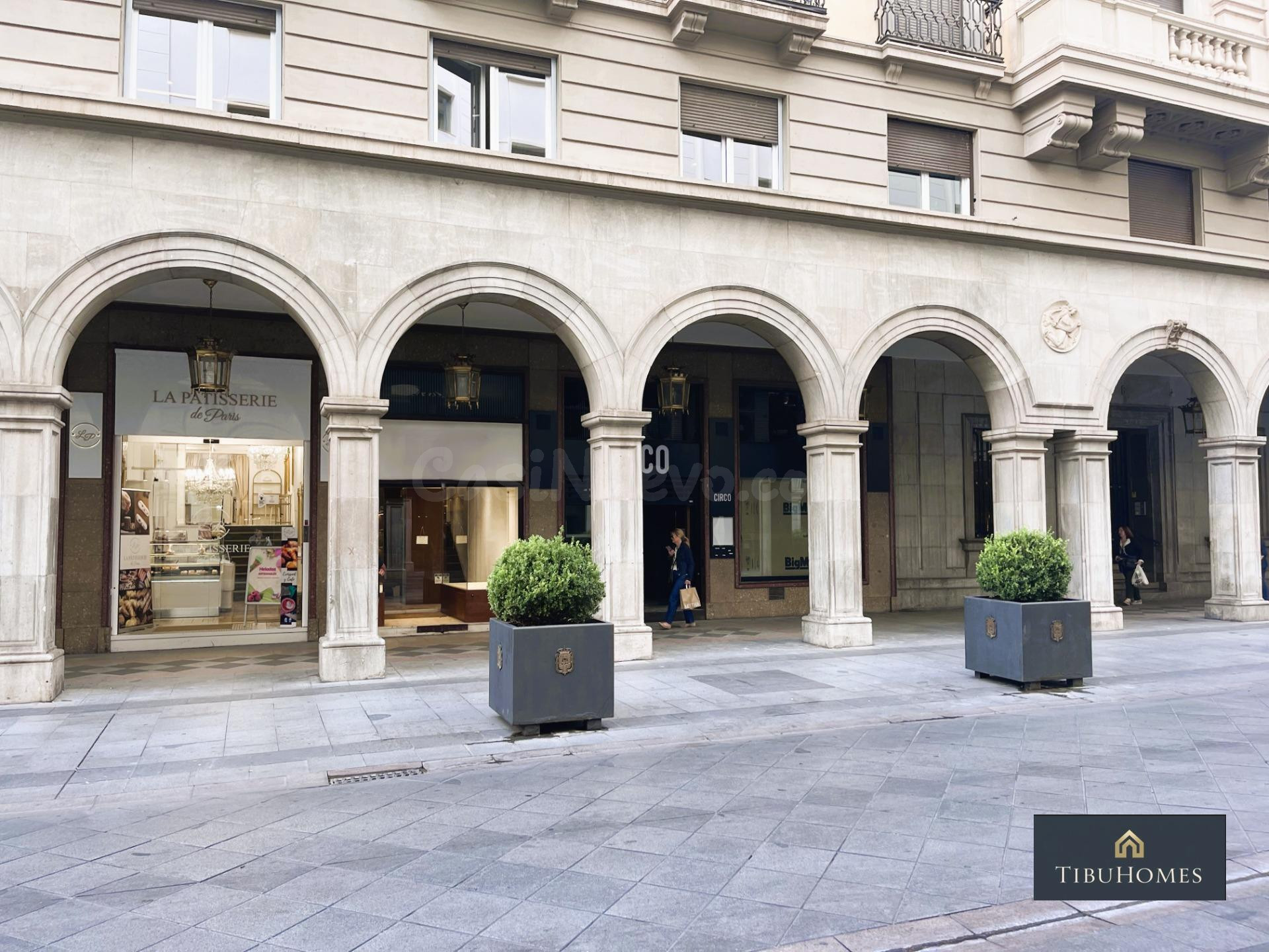 ️ Local comercial en zona prime — frente al Hotel Meliá, pleno centro de Granada