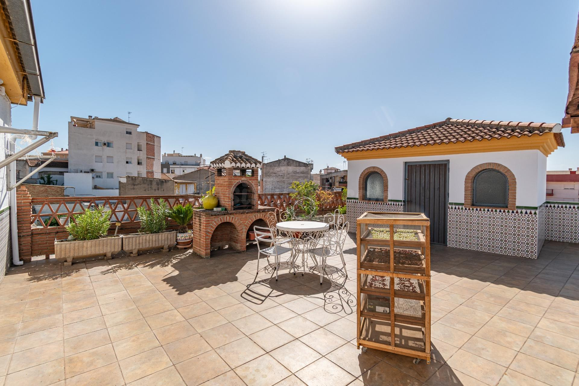 🏡 Gran Casa en Esquina en Atarfe – 4 Dormitorios, Piscina, Garaje y Espacio Comercial
