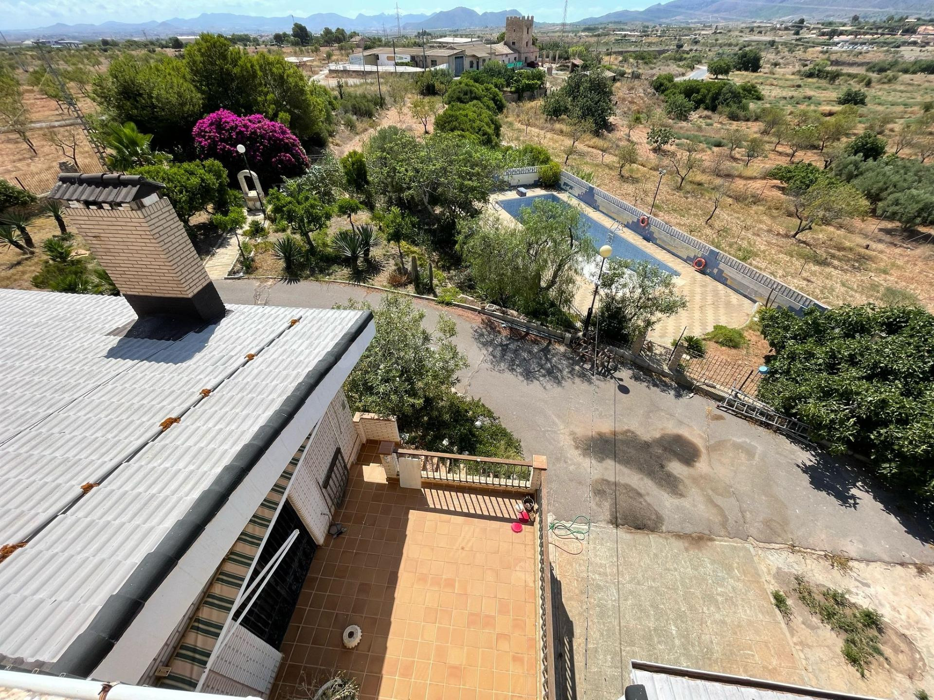 Chalet independiente con parcela de 12.000 m2 y piscina