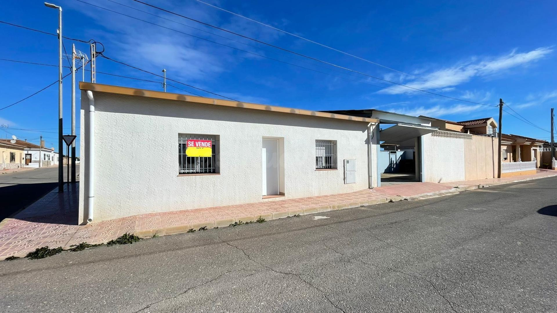 Casa con 316 m2 de parcela, patio de 200 m2 y garaje en Cuevas de Reyllo