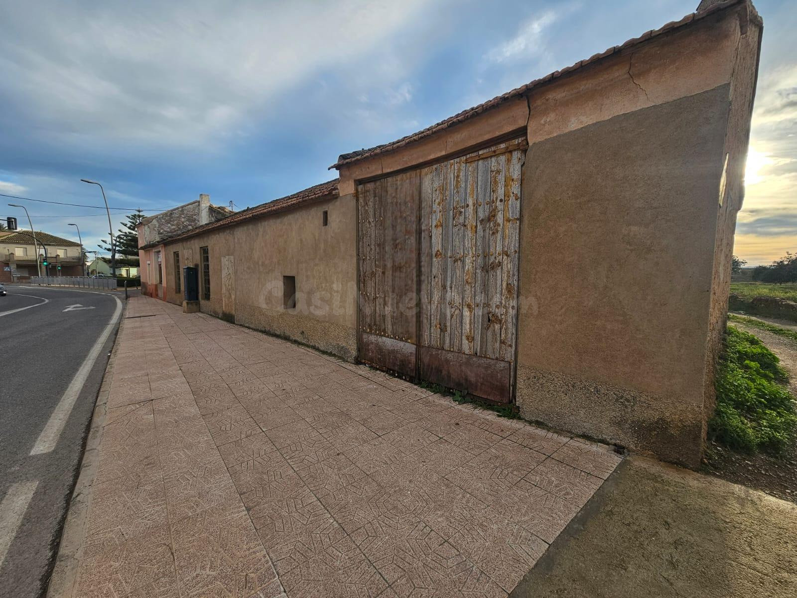 CASA CON TERRENO EN EL CENTRO DE CUEVAS DEL REYLLO