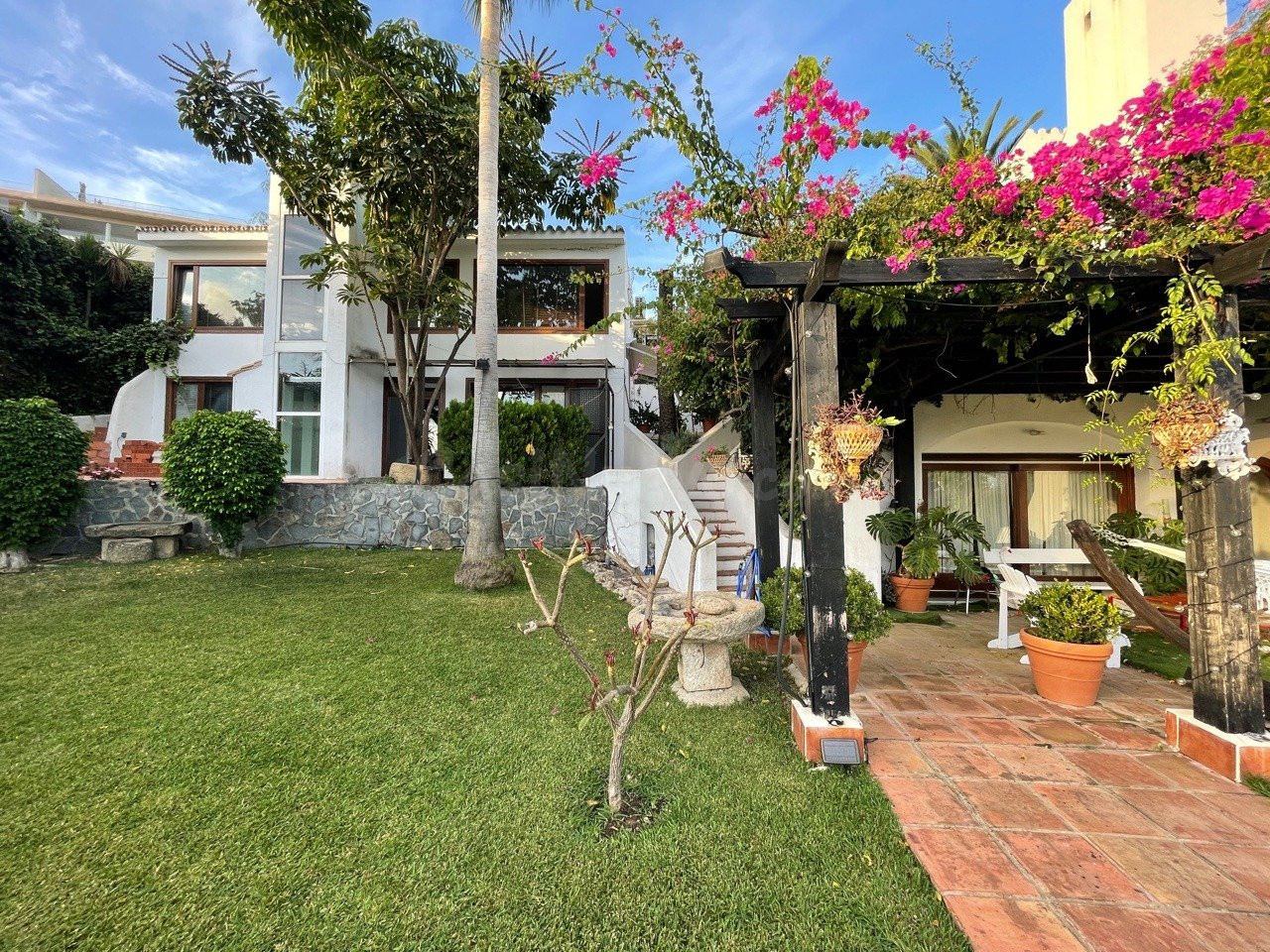 Exclusiva villa ubicada en el corazón de Nueva Andalucía, con excelentes vistas de la montaña de La