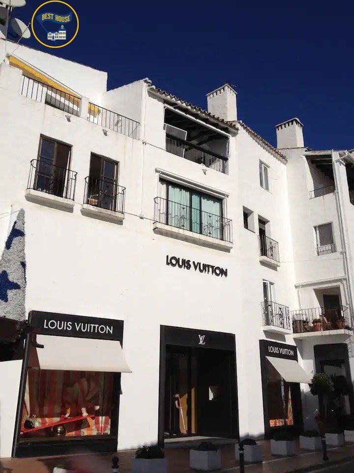 "Exclusivo apartamento con vistas espectaculares al Puerto Banús en primera línea"