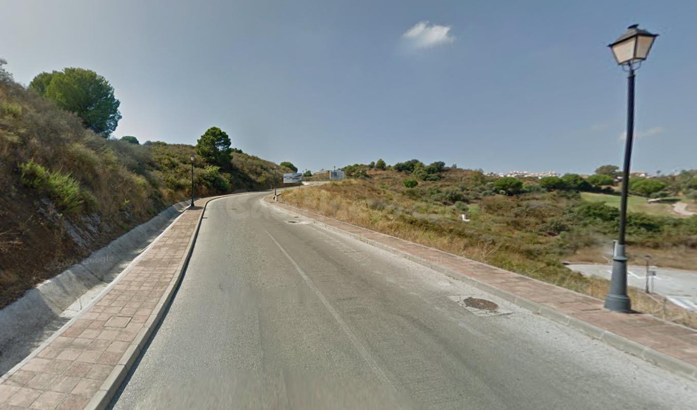 Fabulosa parcela con proyecto y licencia para moderna villa en La Cala Golf,Mijas