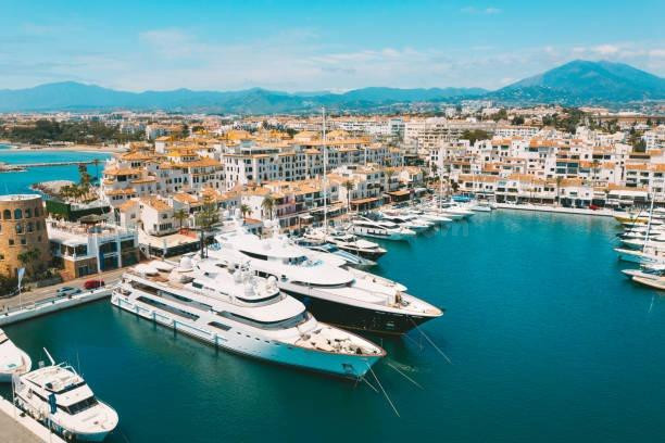 Espectacular Local Comercial  en Puerto Banús con una Ubicación Premium