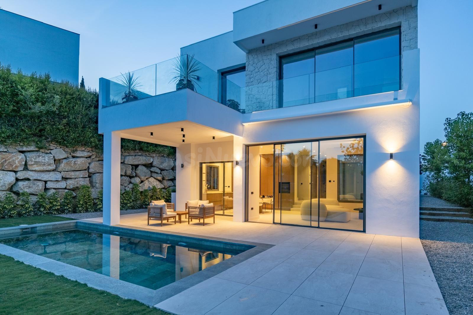 Casa a Estrenar en Estepona con Piscina Privada y Vistas al Mar