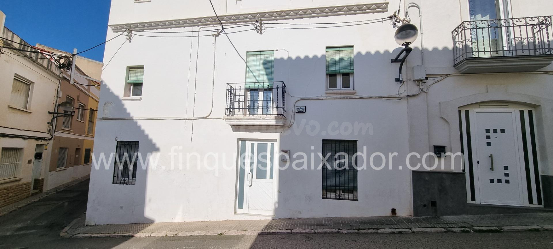 ¡FINQUES BAIXADOR PRESENTA ESTA CASA DE PUEBLO ESQUINERA EN EL CENTRO DE CUBELLES!