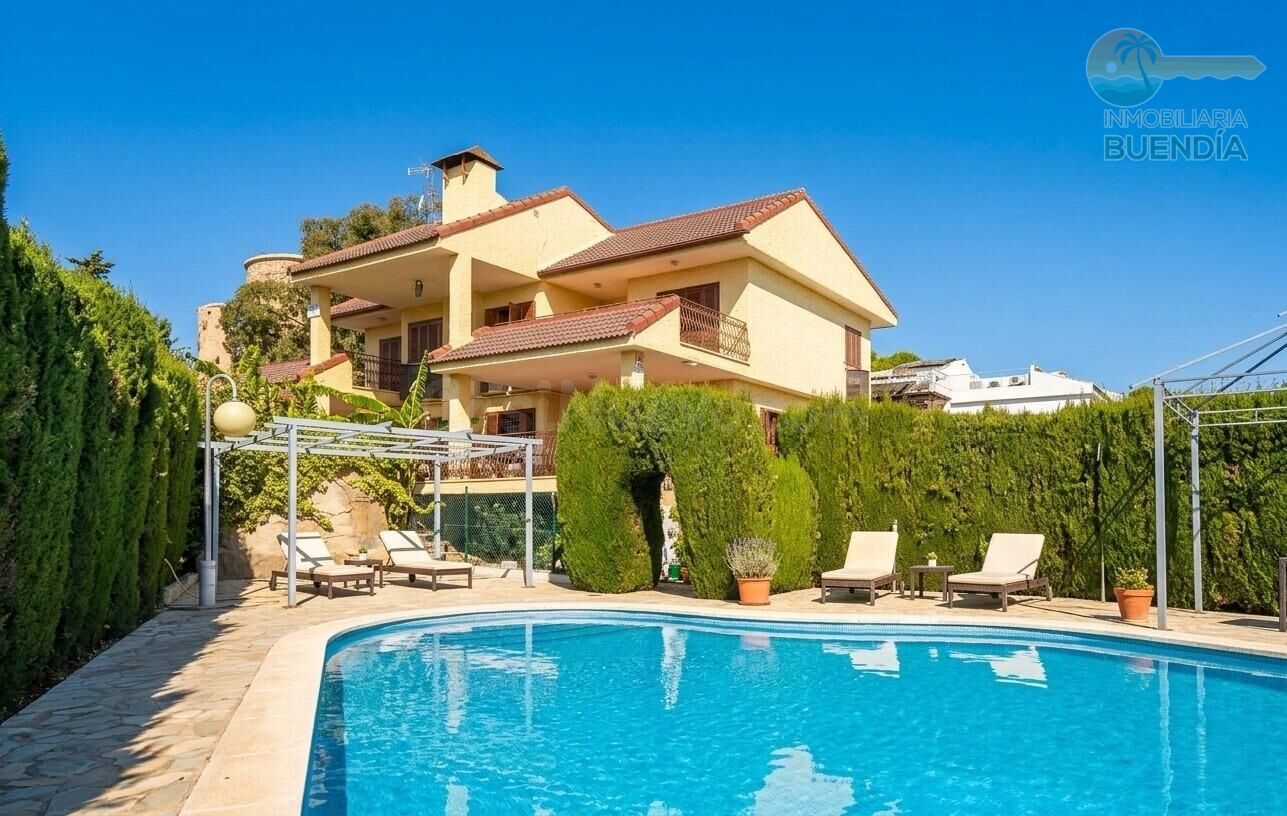 ESPECTACULAR CHALET CON PISCINA Y  VISTAS AL MAR EN LA ZONA DE LA CUMBRE.