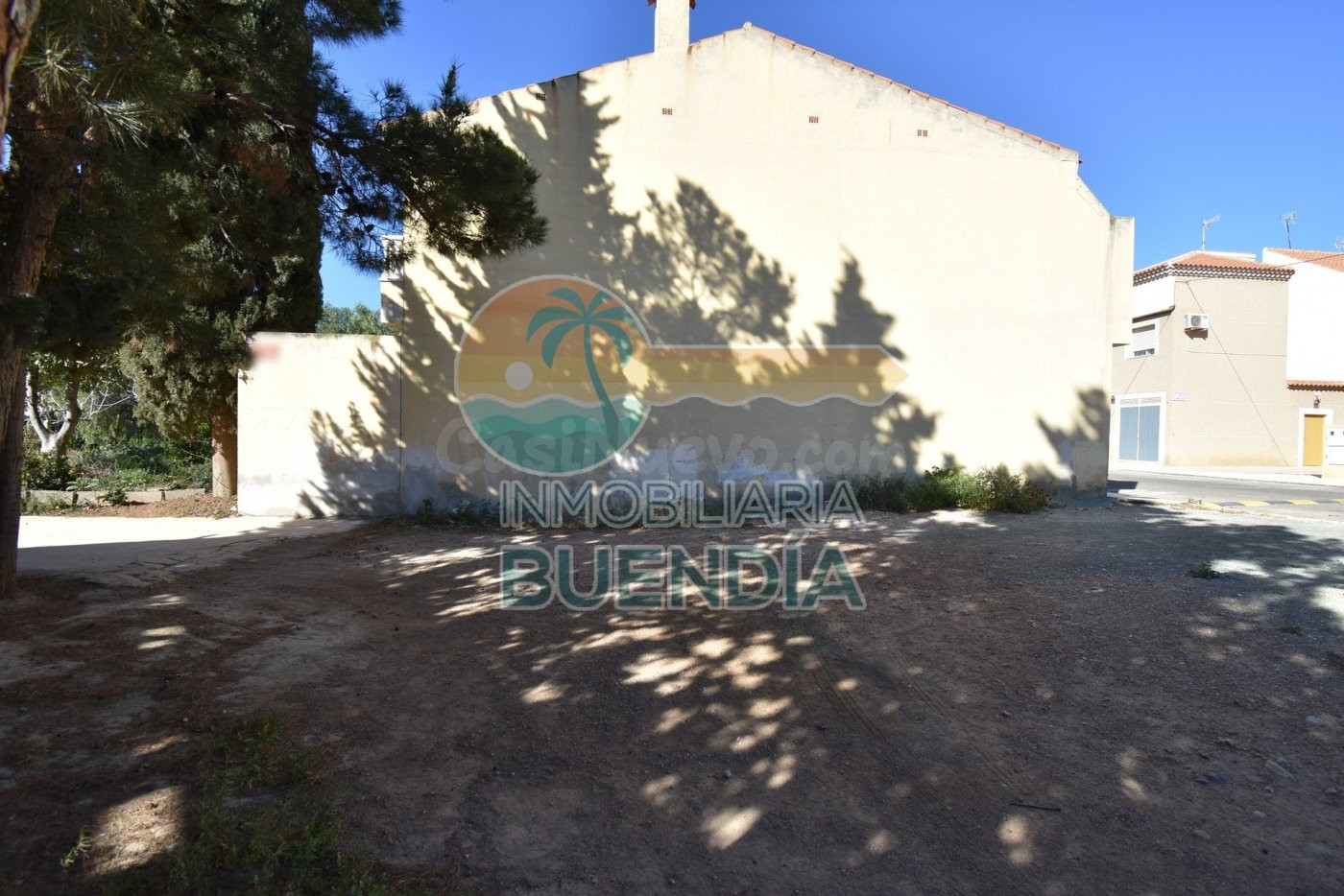 SOLAR DE 120 METROS A 10 MINUTOS ANDANDO DEL PASEO MARÍTIMO