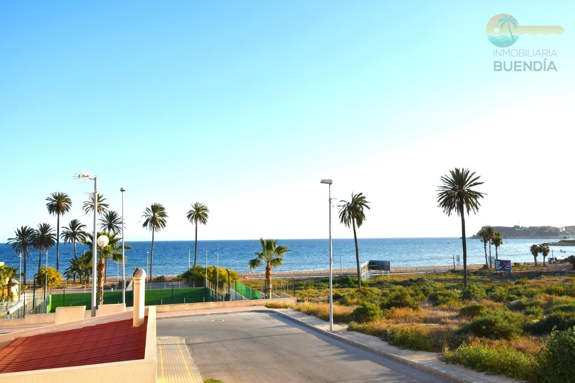 ESTUPENDO APARTAMENTO FRENTE AL MAR CON AMPLIA PARCELA