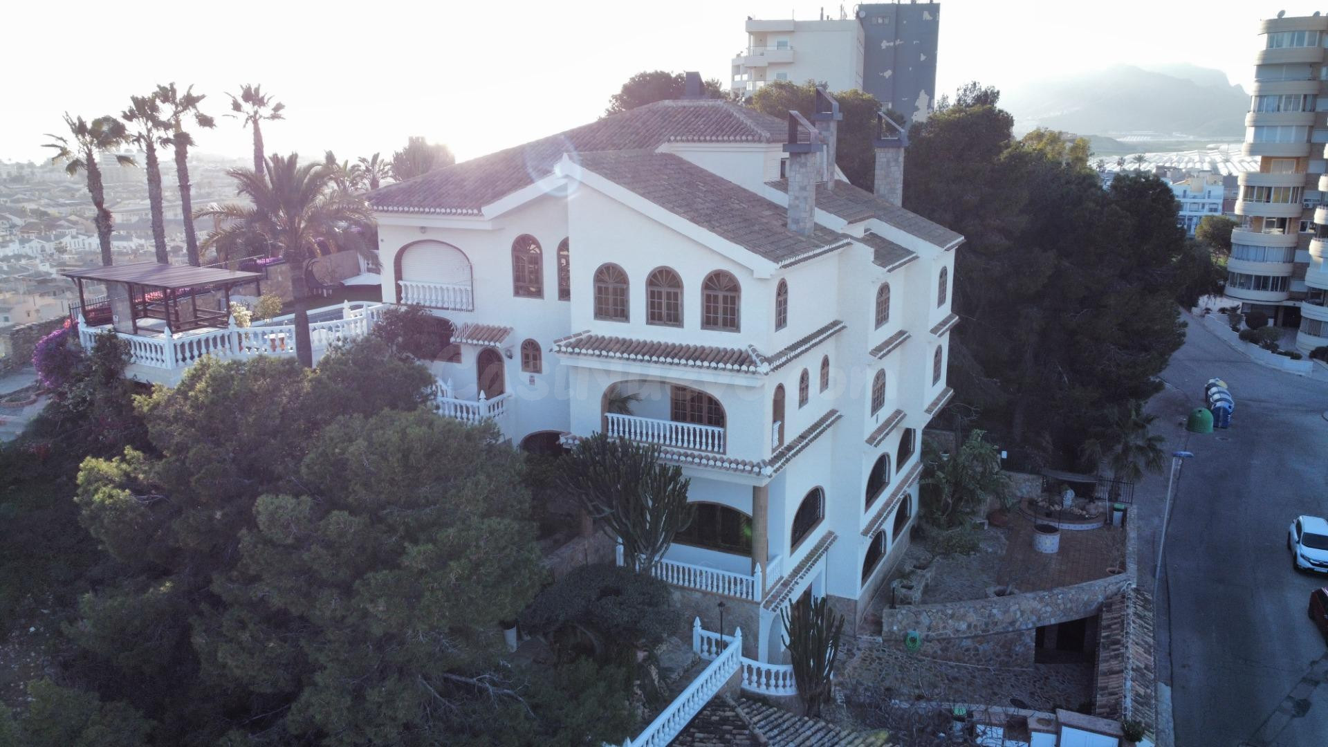 FANTASTICO CHALET EXCLUSIVO CON AMPLIA PARCELA Y VISTAS AL MAR