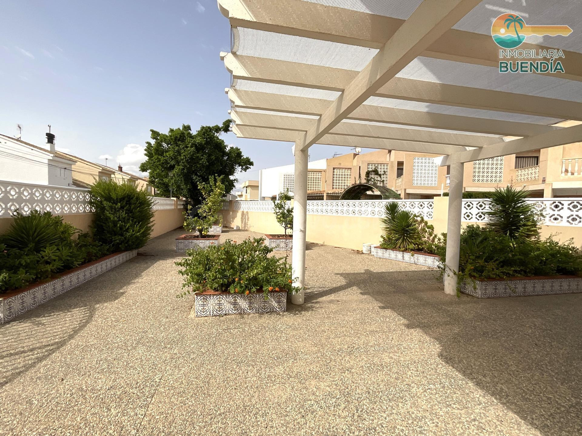 AMPLIO DUPLEX REFORMADO EN ESQUINA CON GRAN PARCELA  A 500 M DE LA PLAYA DE BAHIA