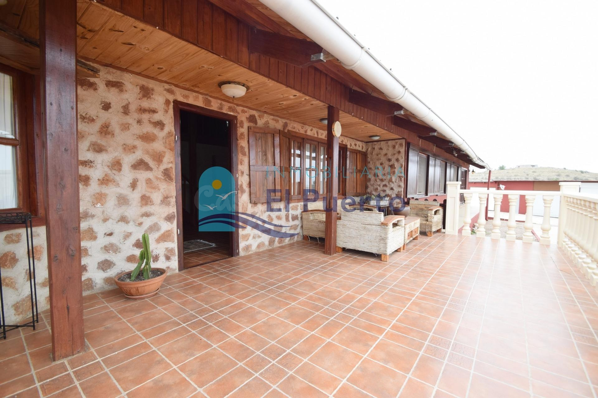 ESPECTACULAR CHALET CON PISCINA REF. 1142