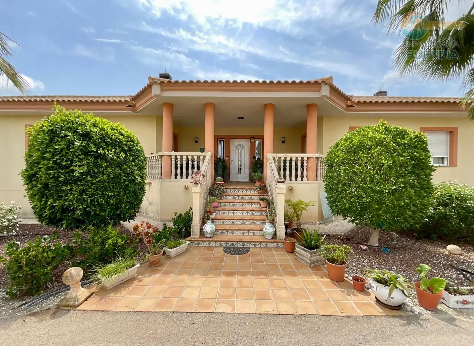 Preciosa vivienda con piscina, jardines y amplio sótano, en un entorno natural excepcional.