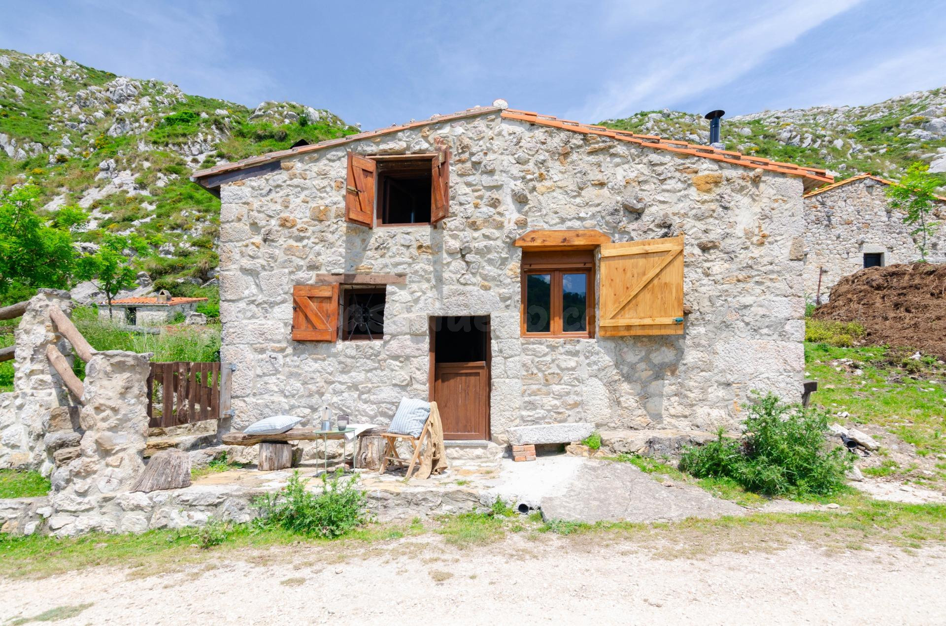 CABAÑA DE PIEDRA EN EL CORAZÓN DE LOS PICOS DE EUROPA