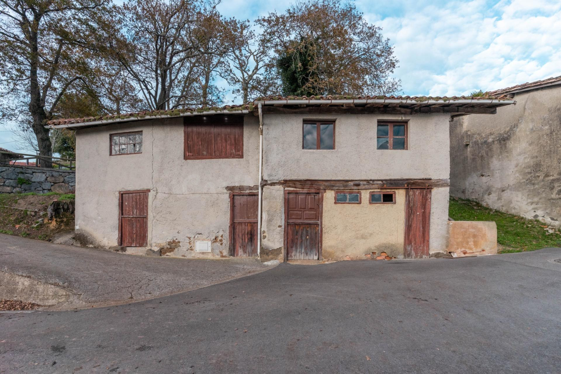 Dos casas para reformar en el corazón de Piloña con vistas a los Picos de Europa