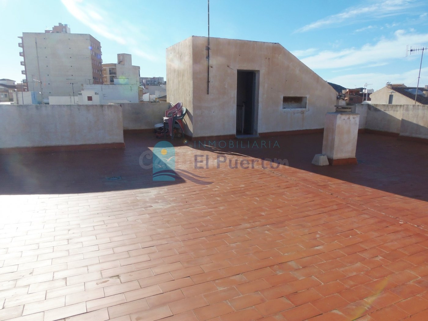 ÁTICO EN PLENO CENTRO CON AMPLIO SOLARIUM CERCA DE LA PLAYA. REF 213