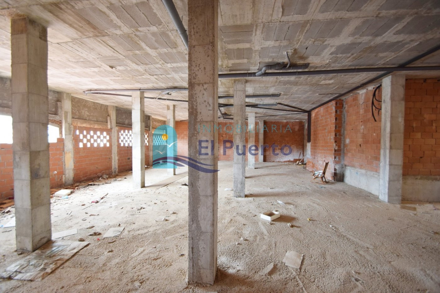 LOCAL COMERCIAL MUY CERCA DE LA PLAYA CON PLAZA DE APARCAMIENTO.