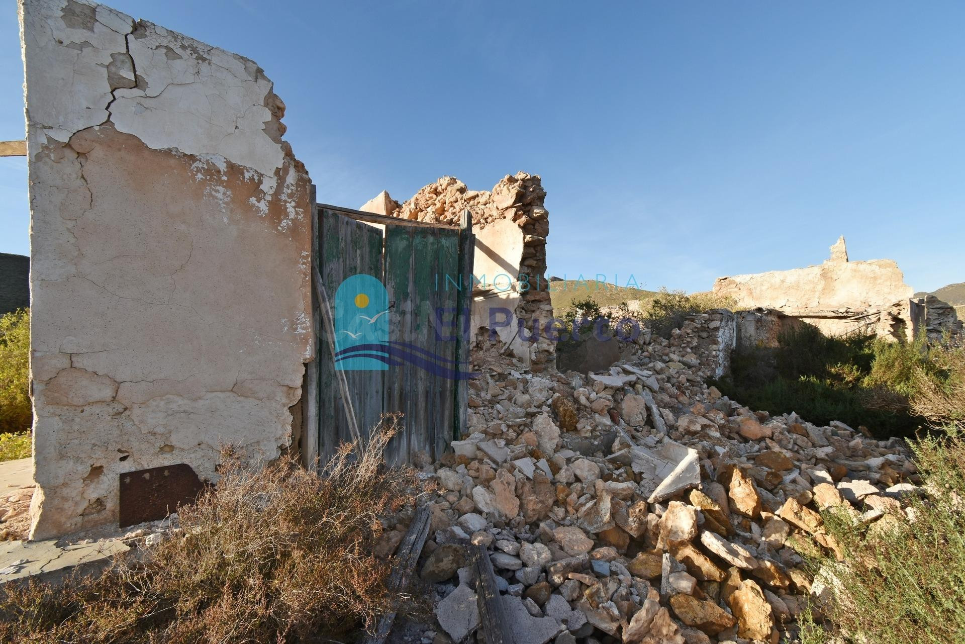 CASAS EN RUINAS EN TERRENO DE 20.000 METROS EN LAS BALSICAS - REF 2204