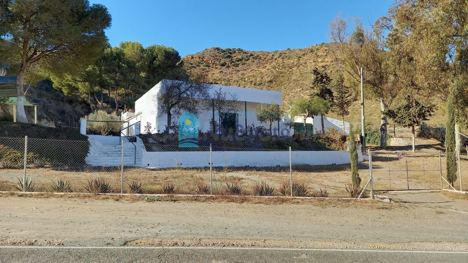 FANTÁSTICA CASA DE CAMPO CON GRAN TERRENO ALREDEDOR - REF 1700