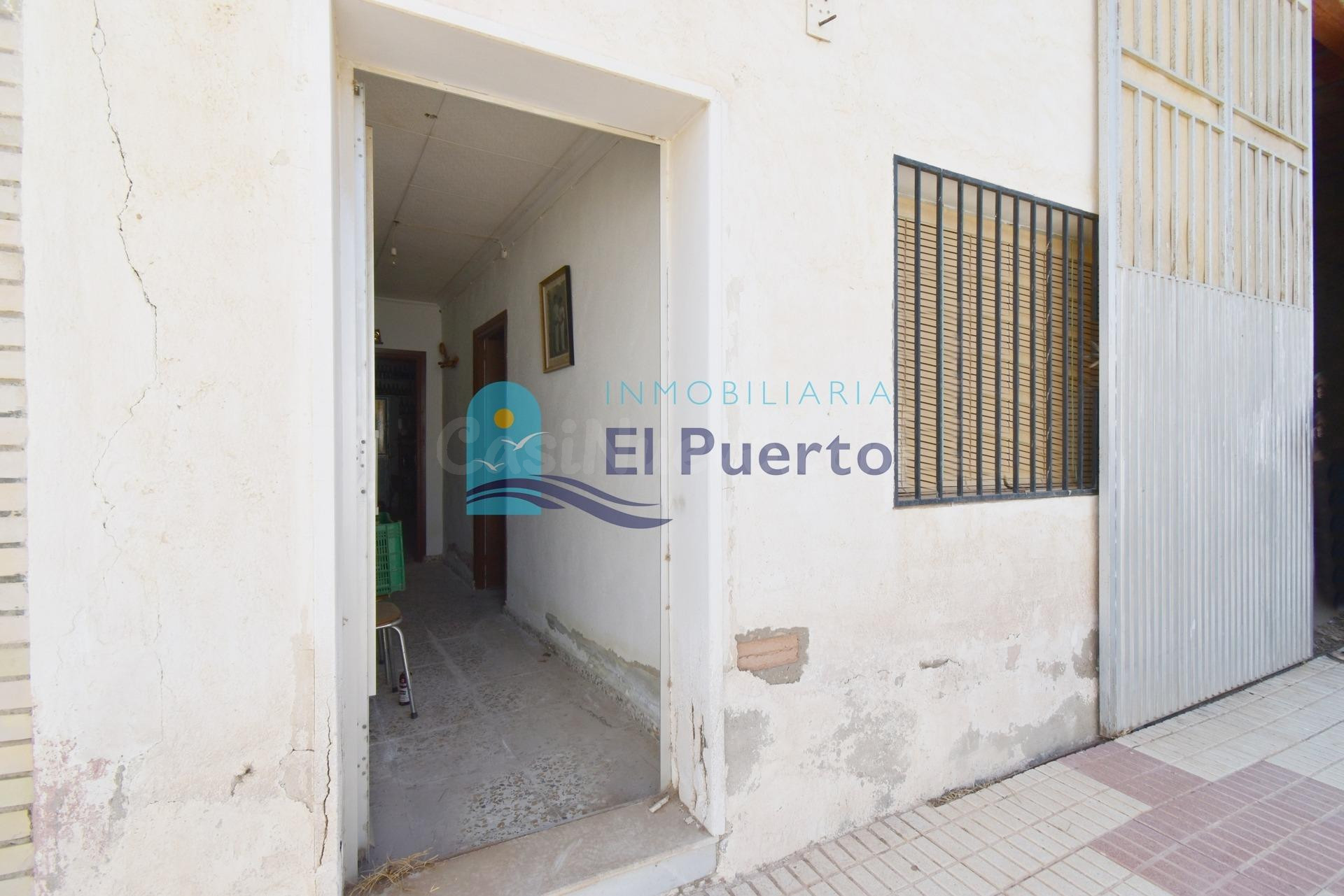 COCHERA CON PATIO TRASERO Y APARTAMENTO PARA REFORMAR EN CUEVAS DE REYLLO - REF 1236