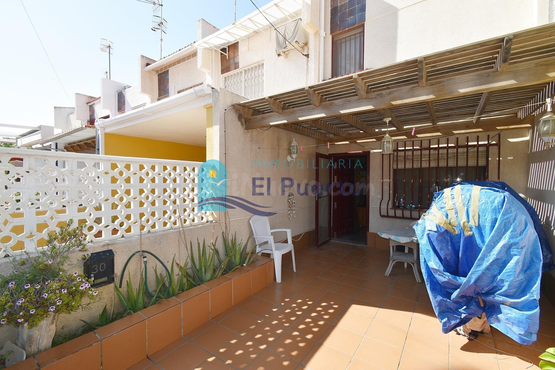 A UN PASO DE LA PLAYA DÚPLEX CON TERRAZA Y DORMITORIO EN PLANTA BAJA EN BAHÍA– REF 756