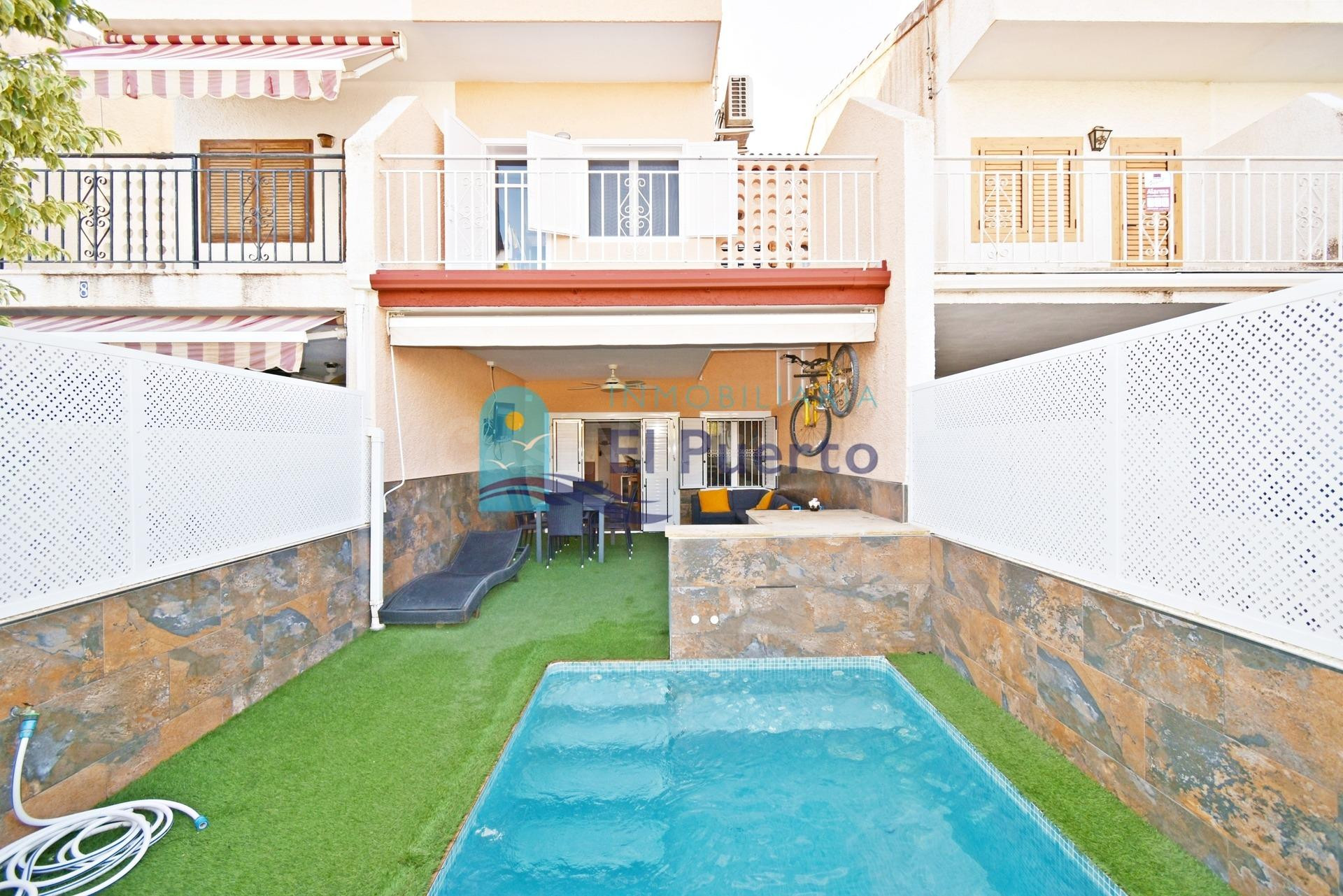 DÚPLEX REFORMADO CON PISCINA PRIVADA EN BAHÍA – REF 1000