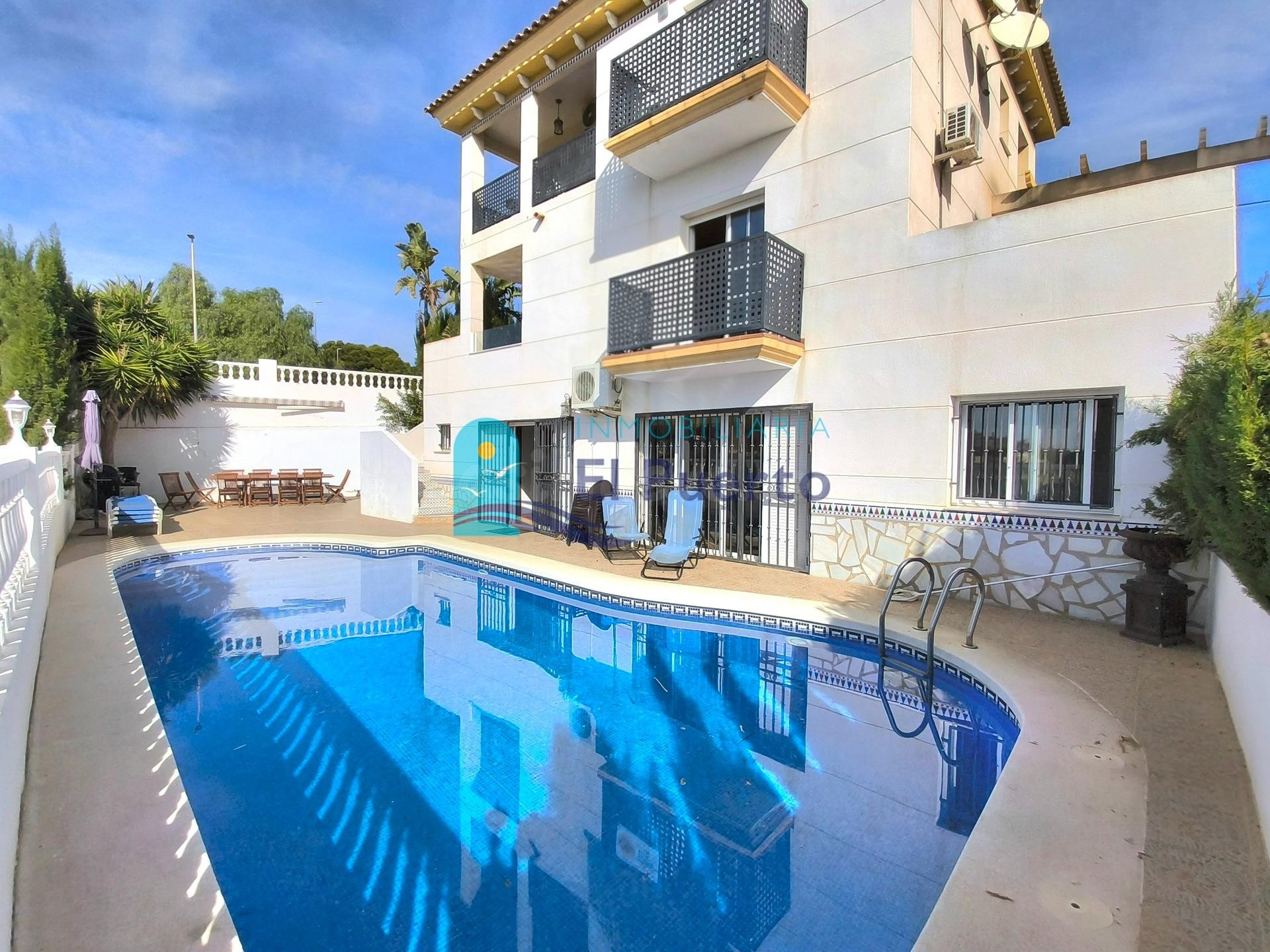 FANTÁSTICO CHALET CON PISCINA Y VISTAS AL MAR EN EL ALAMILLO – REF. 1221