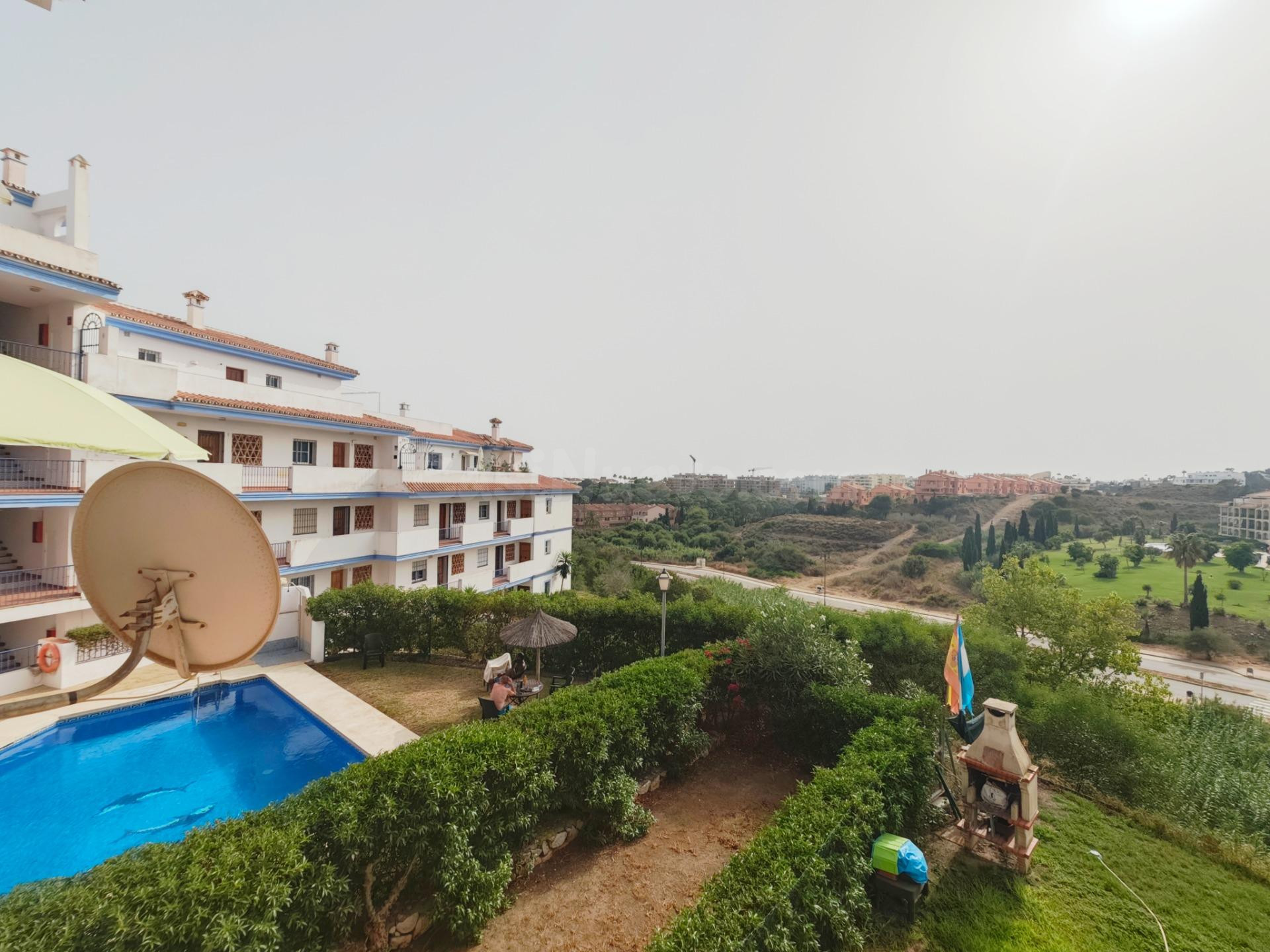 ALQUILER TEMPORADA PISO 2 DORMITORIOS, 1 BAÑO, TERRAZA CON VISTAS, PISCINA Y GARAJE EN MIJAS COSTA