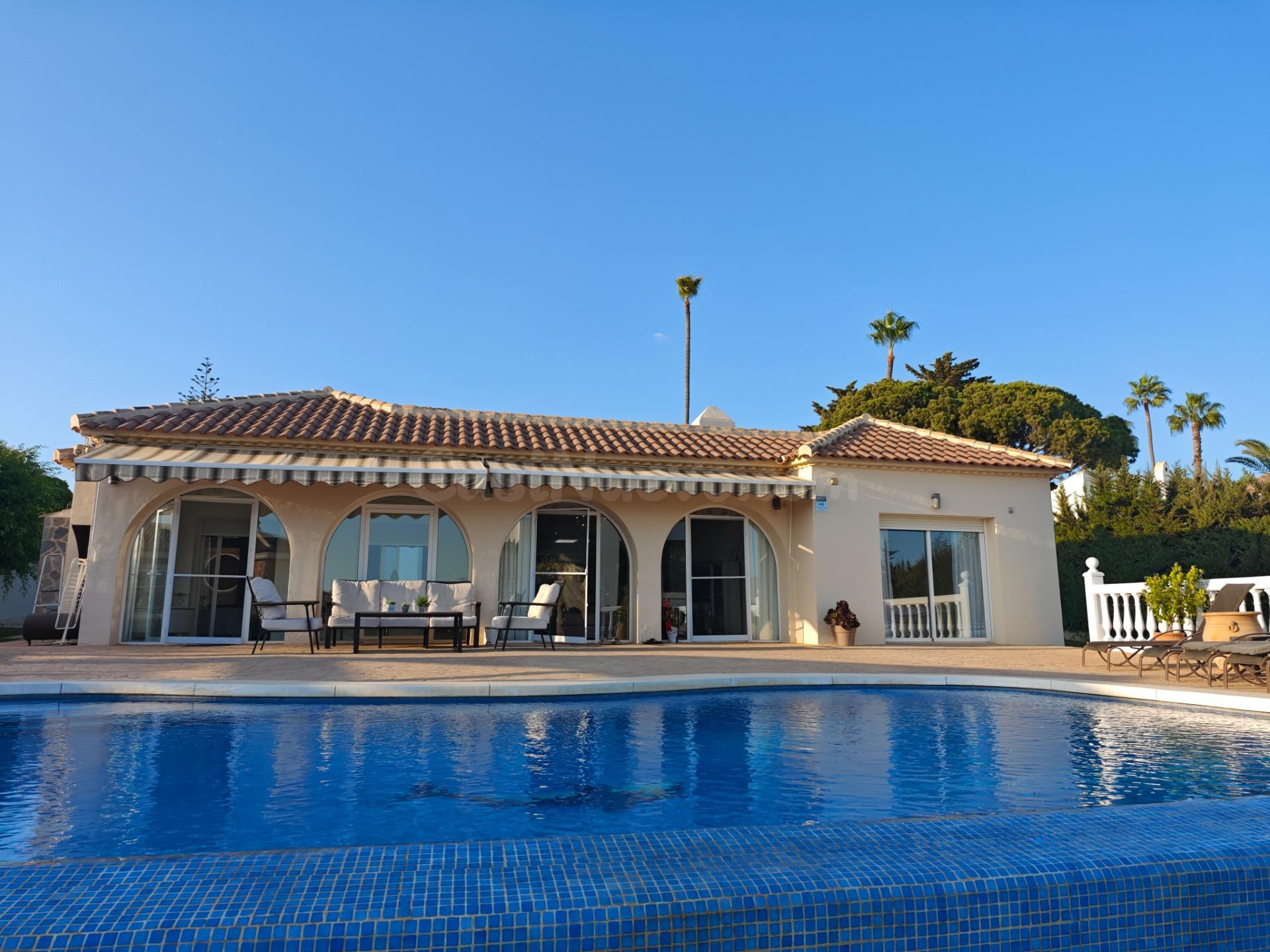 ALQUILER DE TEMPORADA VILLA EN UNA SOLA PLANTA 4 DORMITORIOS 3 BAÑOS PISCINA EN CHAPARRAL