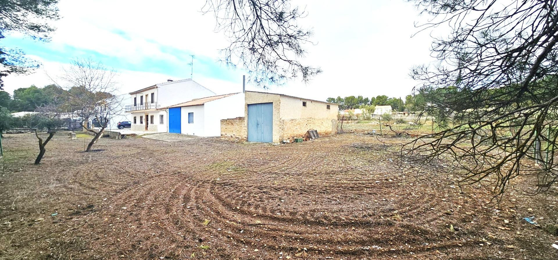 VILLA CON ALTO POTENCIAL DE EXPLOTACIÓN TURÍSTICA FRENTE AL PANTANO DE LOS BERMEJALES (GRANADA)