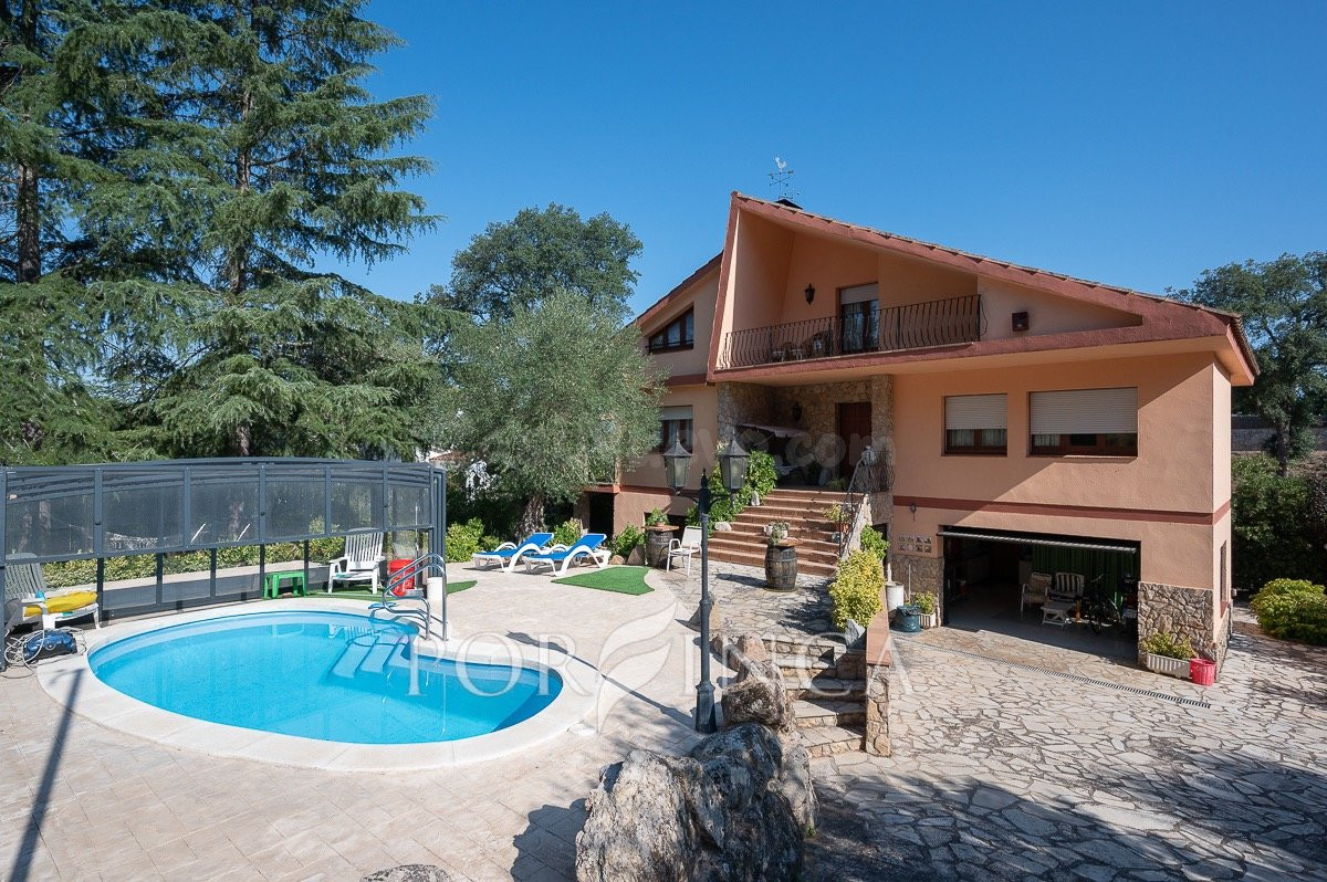 Casa unfamiliar de 5 habitaciones con piscina en preciosa urbanización Can Carbonell.
