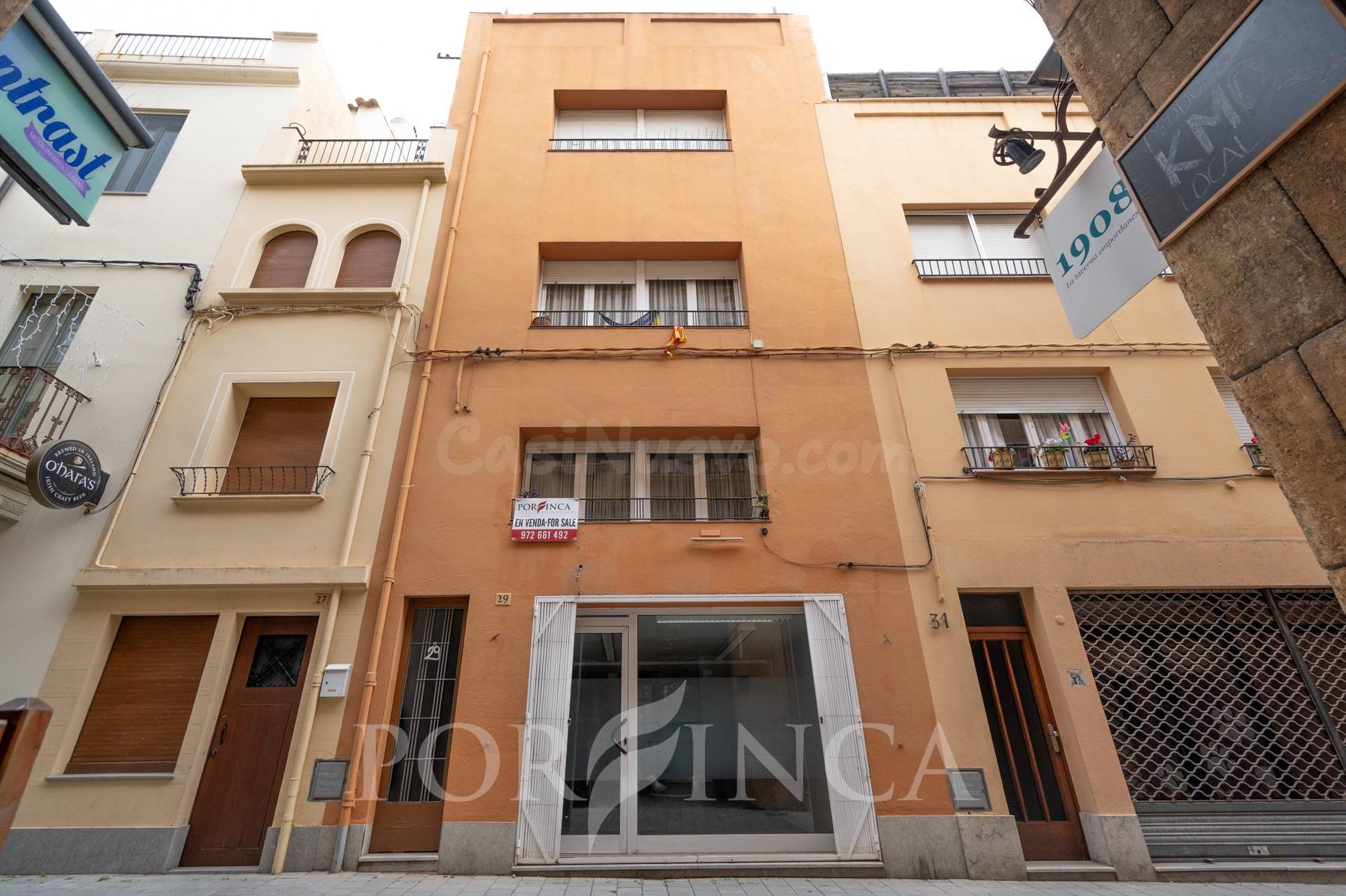 Encantador edificio de 4 plantas con local / garaje en una ubicación privilegiada de Palamós