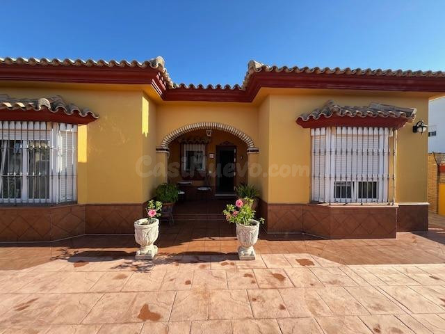 CHALET URBANO 100% CON AGUA DE LA RED SOTO DEL AGUILA DE UNA PLANTA