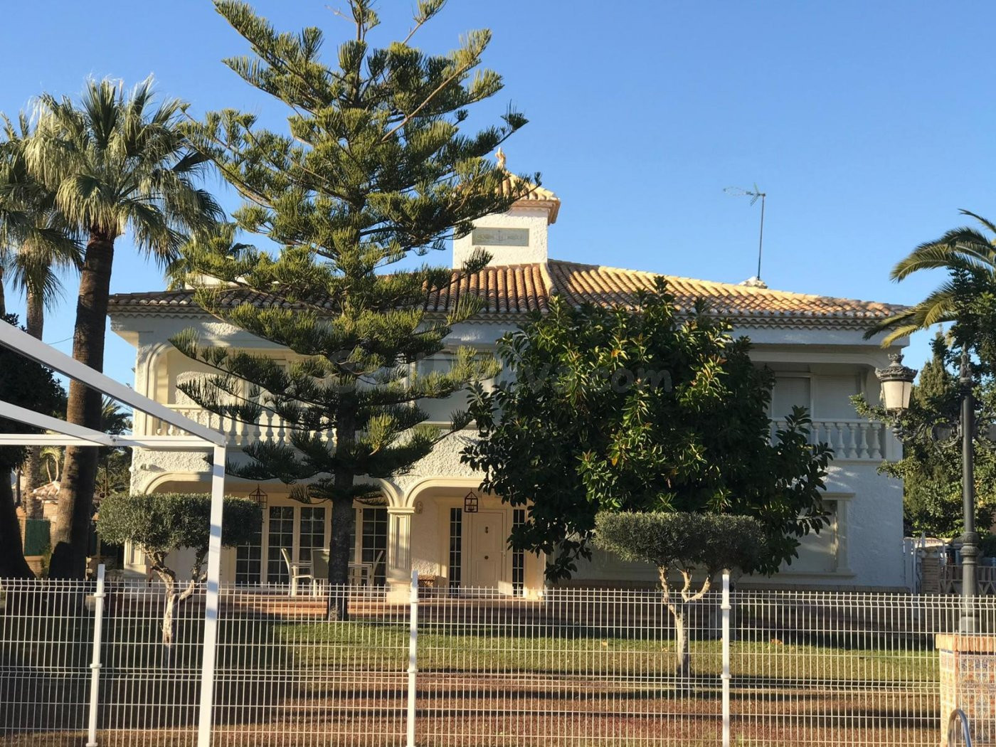 VILLA CON GRAN PARCELA Y PISCINA EN CABO ROIG