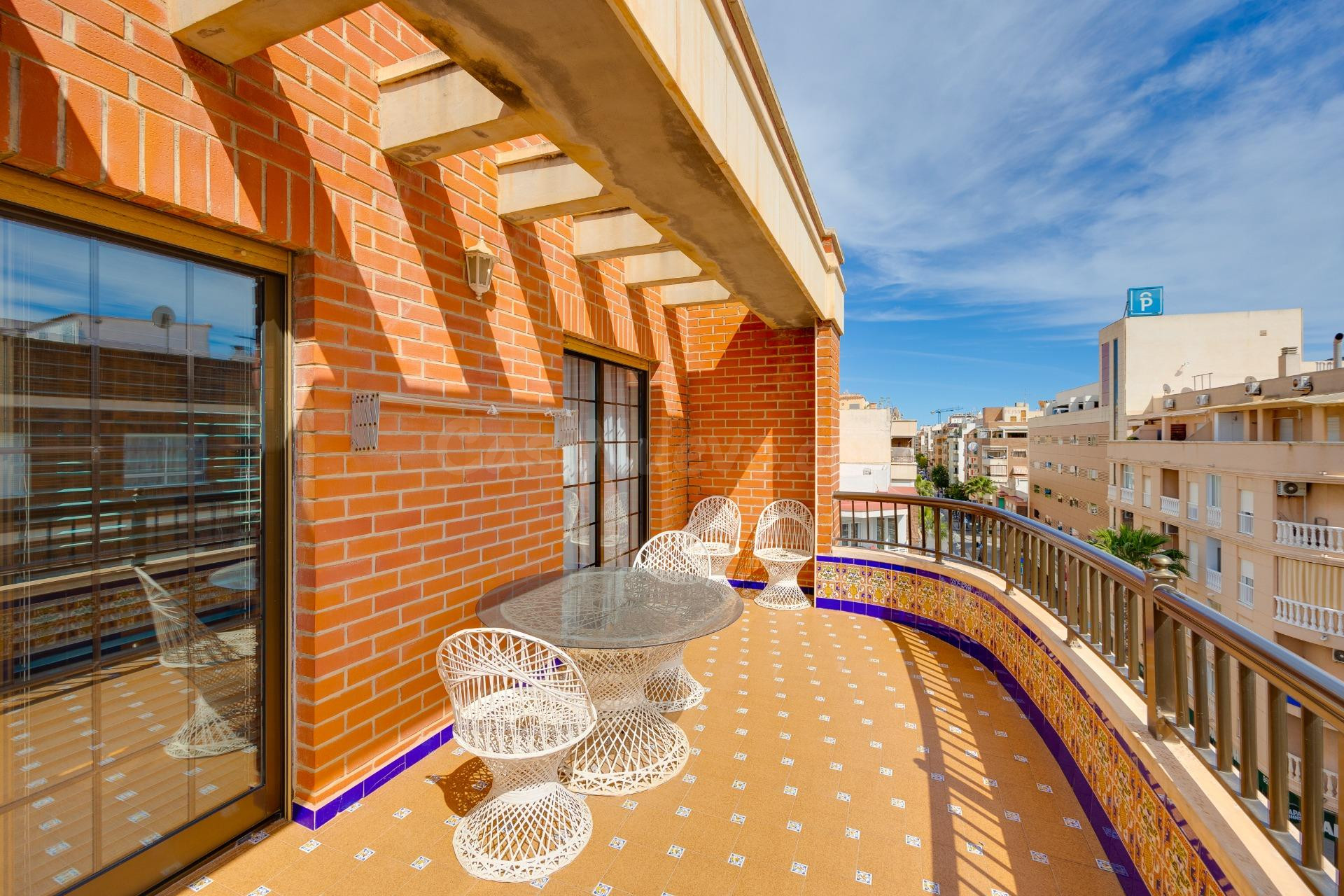 ¡ ALQUILER LARGA TEMPORADA! ATICO DUPLEX DE 250M2 EN EL CENTRO DE TORREVIEJA