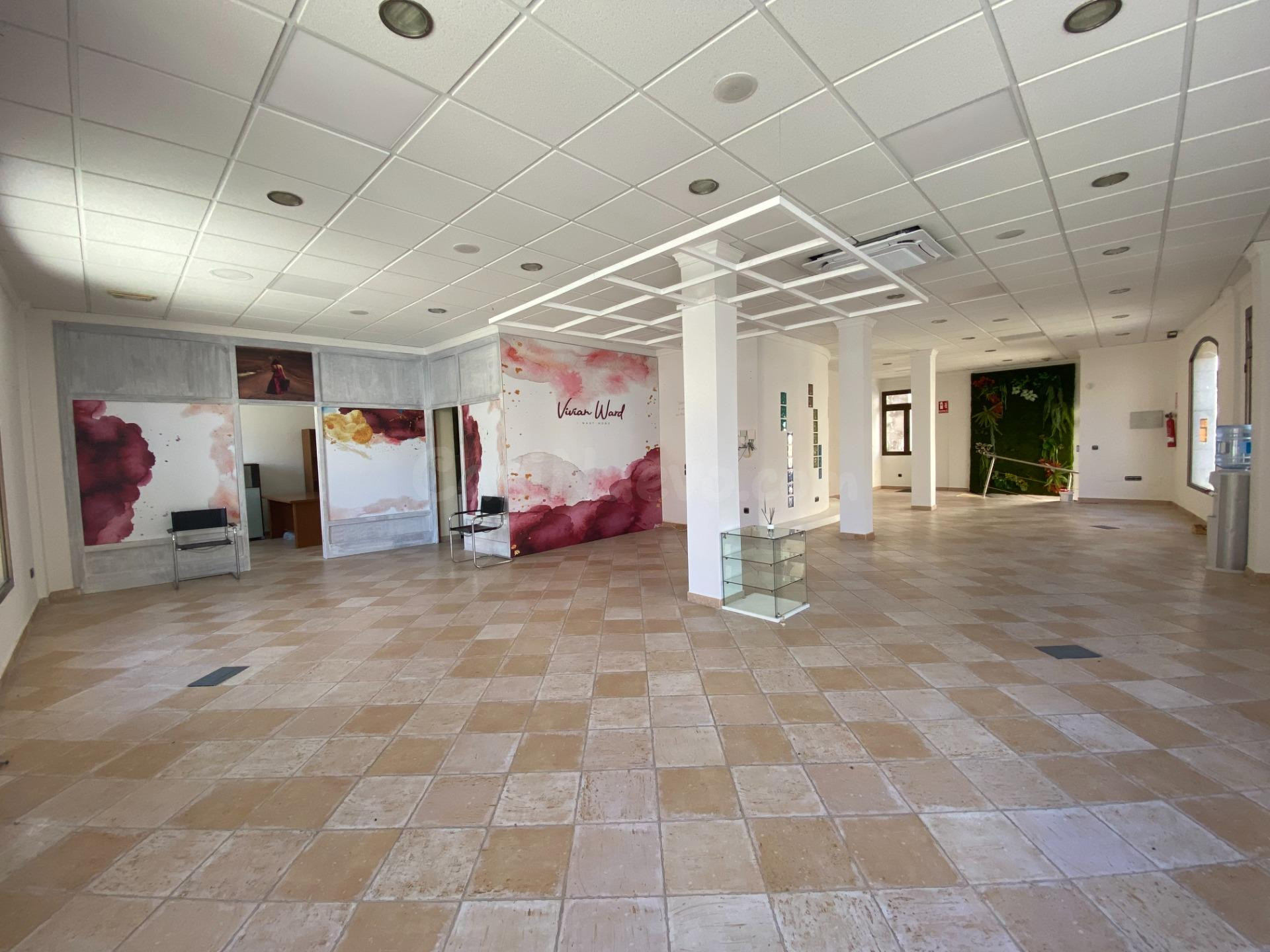 Se vende local en inmejorable zona de Olula