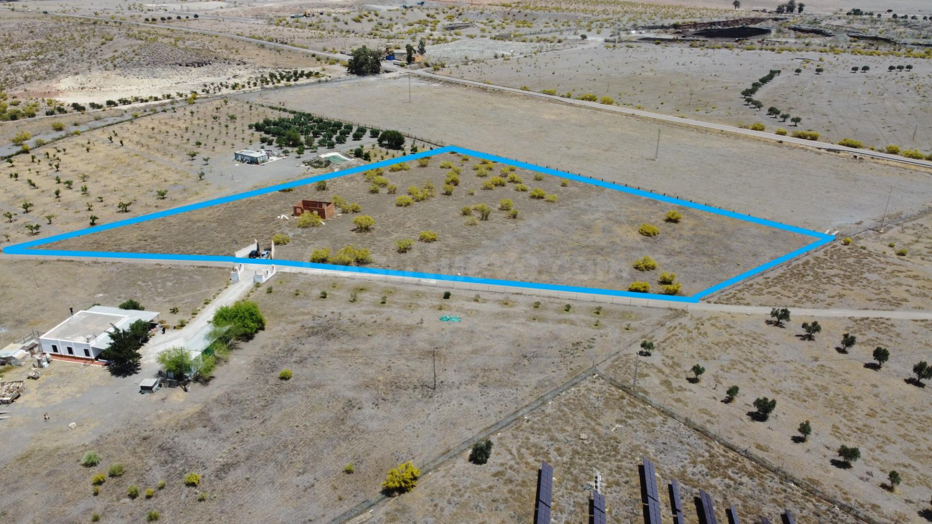 Cortijo con proyecto de construcción para terminar